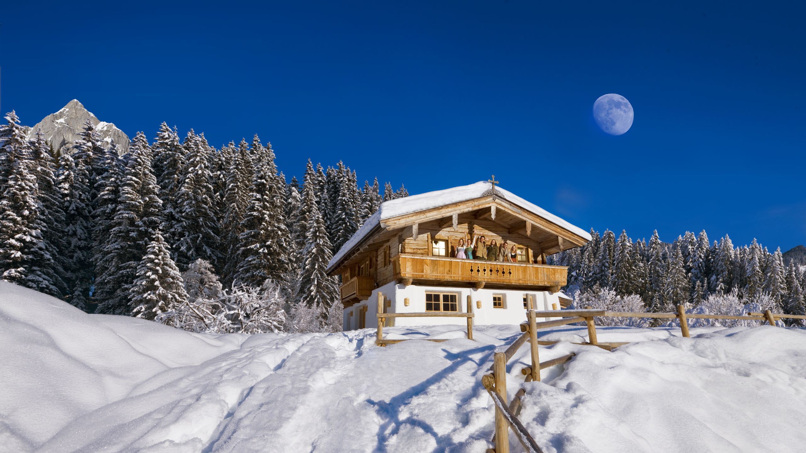 HuettlingMoosOutside01