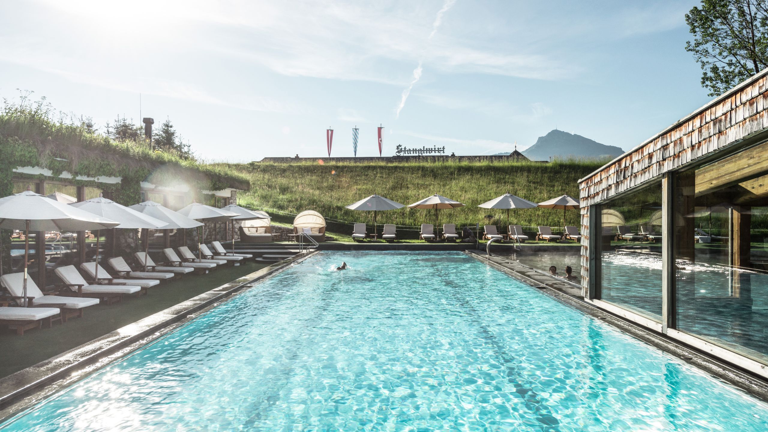 Stanglwirt Sportpool mit Zeitmessung und Blick auf das Kitzbüheler Horn