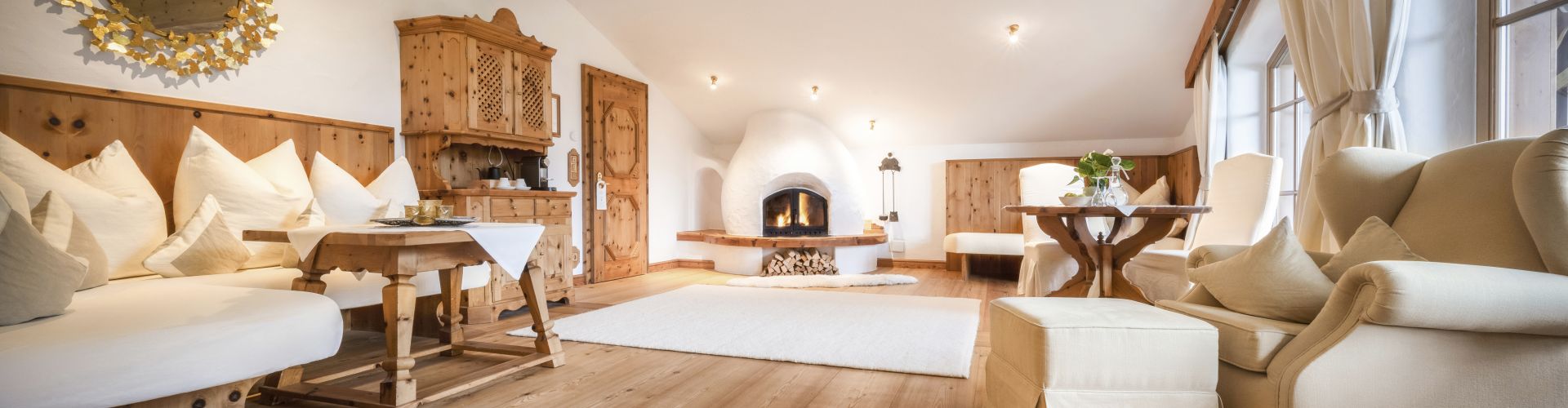 Rooms &<br><strong>suites</strong>