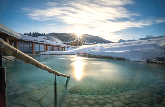 Wellnesswelten inmitten der schneebedeckten Wiesen